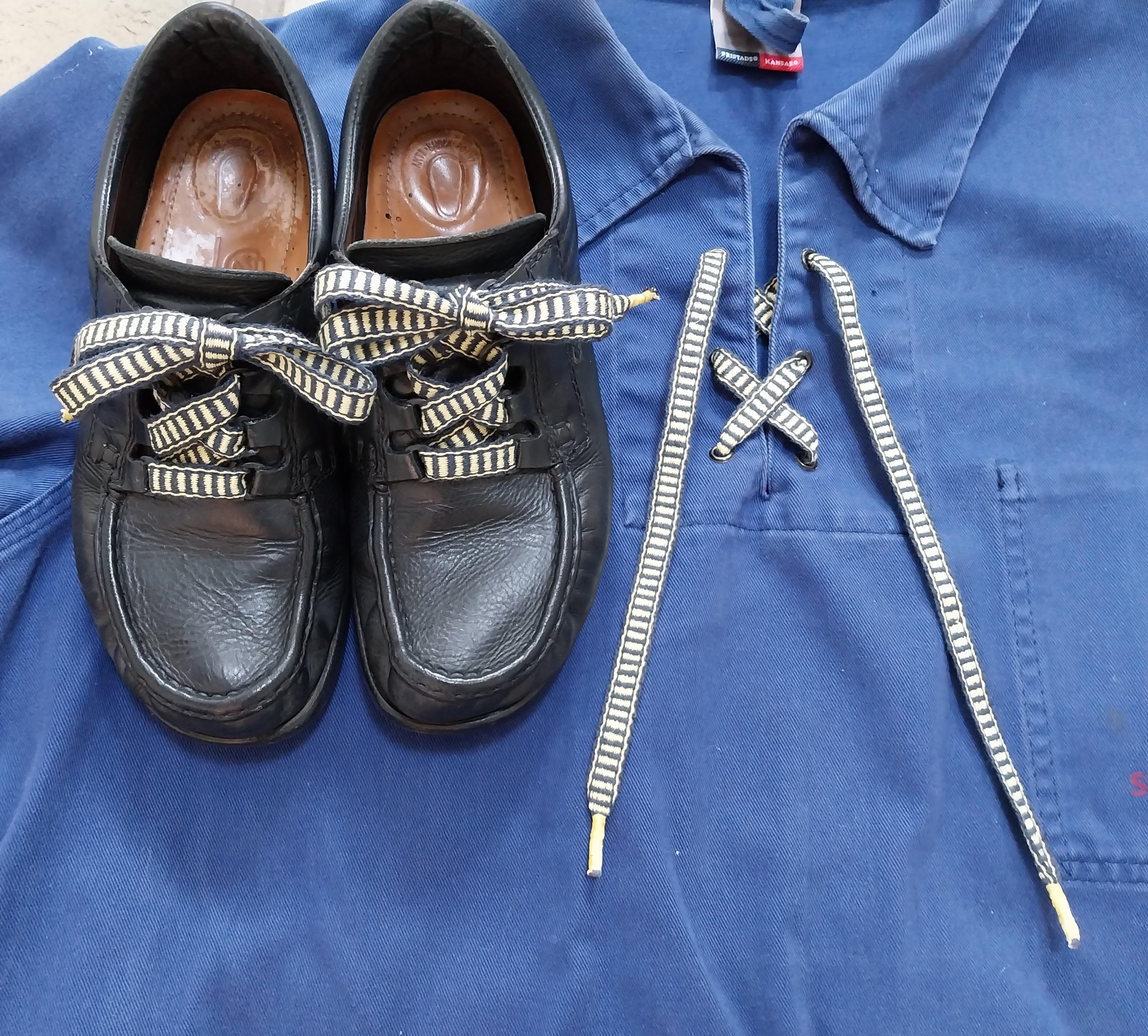 Snørebånd og bindebånd. Bomuld 16/2. 31 tråde. 1,2 cm bredt. enderne har fået en takling, og er dyppet i fortyndet snedkerlim.